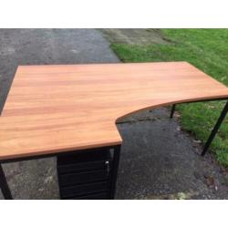 bureau met kleine hoek in kersen kleur