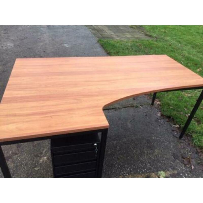 bureau met kleine hoek in kersen kleur