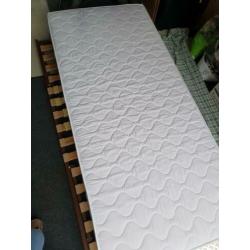 Lattenbodem+ vlekvrij matras. 90×200 z.g.a.n .