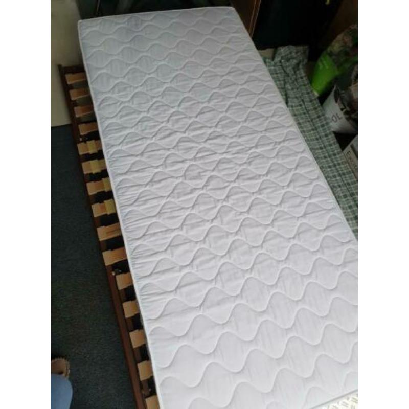 Lattenbodem+ vlekvrij matras. 90×200 z.g.a.n .