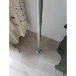 Kledingrek/kast steigerbuizen met steigerhout.