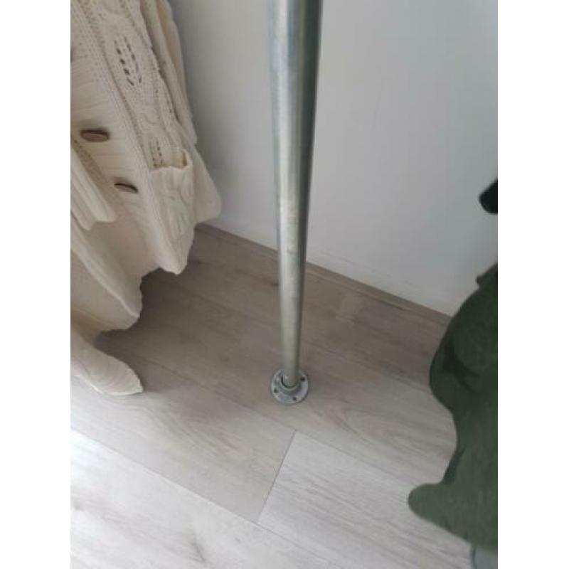 Kledingrek/kast steigerbuizen met steigerhout.