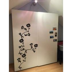 IKEA Pax kleding kast met schuifdeuren.
