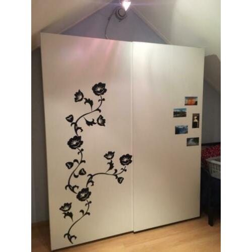 IKEA Pax kleding kast met schuifdeuren.