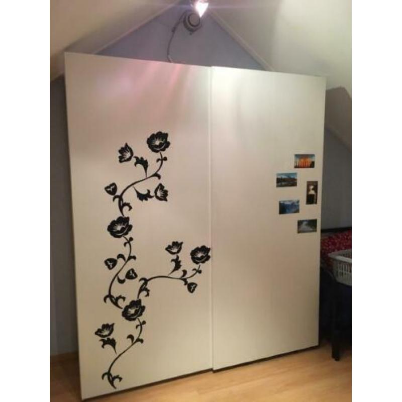 IKEA Pax kleding kast met schuifdeuren.