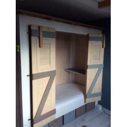 bed met ombouw