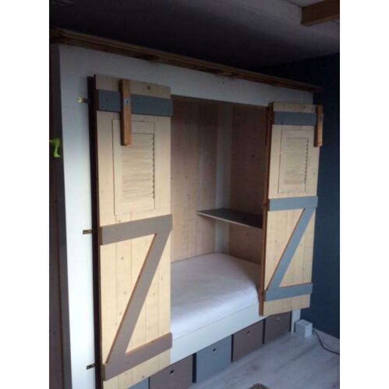 bed met ombouw