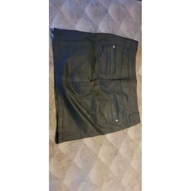 Zwart gecoat mini rok, maat 38