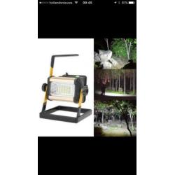 Draagbare 50 watt led lamp + gratis 4 accu’s (batterijen)
