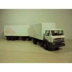 Lion car DAF 1900 met tandemas aanhanger