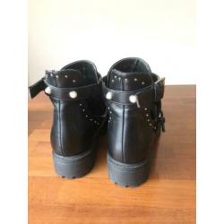 Laarsjes zwart met parels en studs maat 40 (1x gedragen)