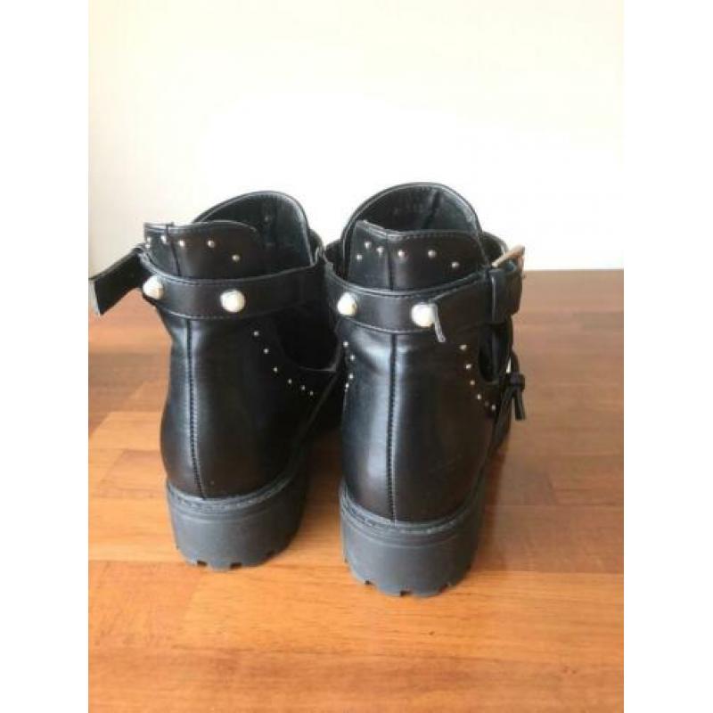 Laarsjes zwart met parels en studs maat 40 (1x gedragen)