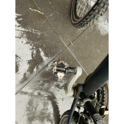 Schijfrem geveerde voorvork en achterbrug ,Spd pedalen.