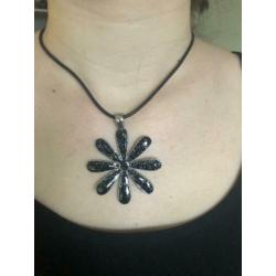 Mooie zwart ketting. Goed als nieuw!