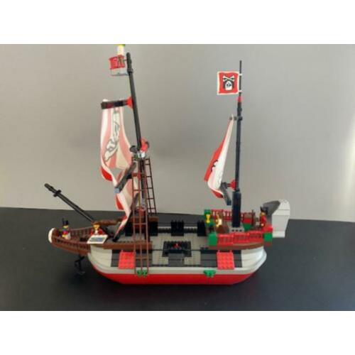 Roodbaards piratenschip lego in elkaar compleet