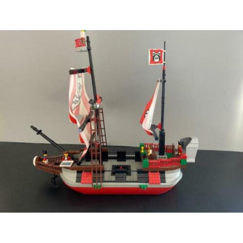 Roodbaards piratenschip lego in elkaar compleet