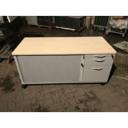Aparte lockerkast op wielen tafel of tv meubel incl sleutels