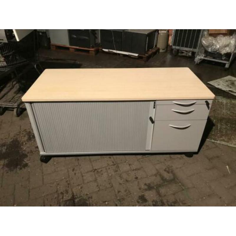 Aparte lockerkast op wielen tafel of tv meubel incl sleutels