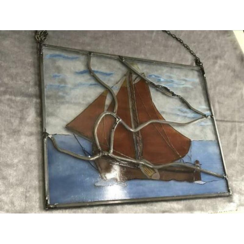 Glas in lood raamhanger met een oude zeilboot