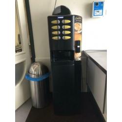 Koffiemachine met muntinworp