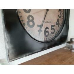 Grote stoere metalen stations klok met glasplaat