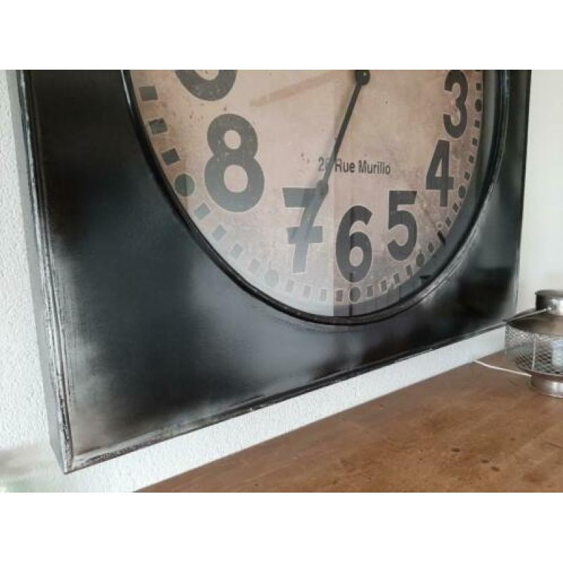 Grote stoere metalen stations klok met glasplaat