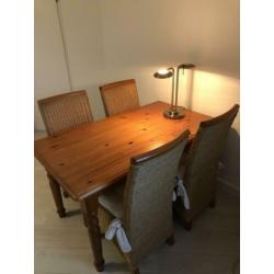 Vier rieten stoelen - grenen eettafel (verkocht)-