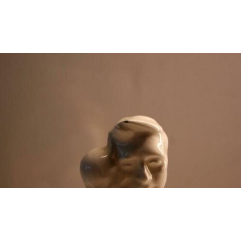 Wit plateel beeld art deco van een arbeider vrouw en kind