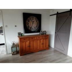 Grote stoere metalen stations klok met glasplaat