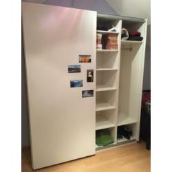 IKEA Pax kleding kast met schuifdeuren.