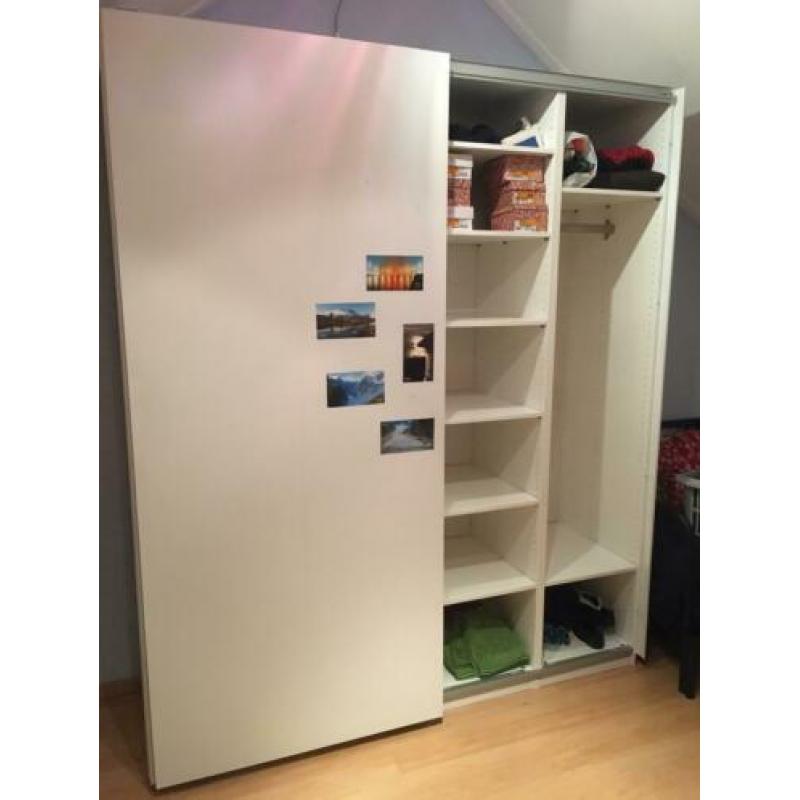 IKEA Pax kleding kast met schuifdeuren.