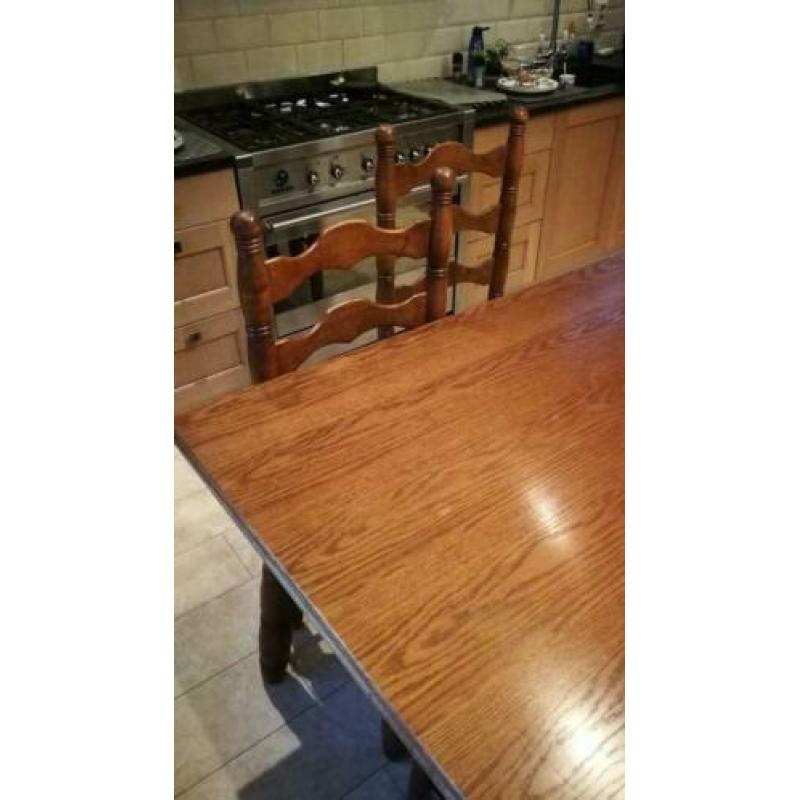 Vintage Eettafel eikenhout met 4 rotan stoelen uitklapbaar