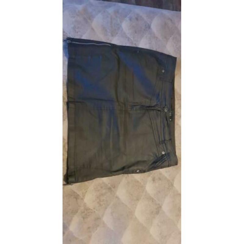 Zwart gecoat mini rok, maat 38