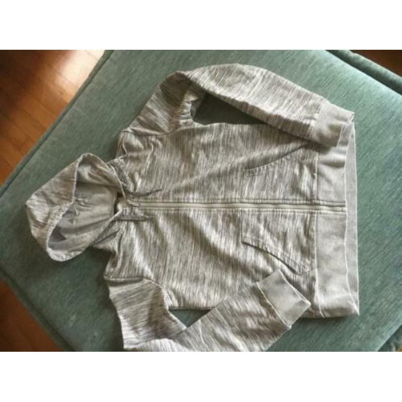Grijze joggings vest met capuchon.