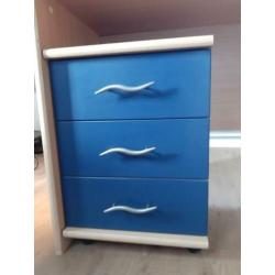 Bureau met stoel en kast