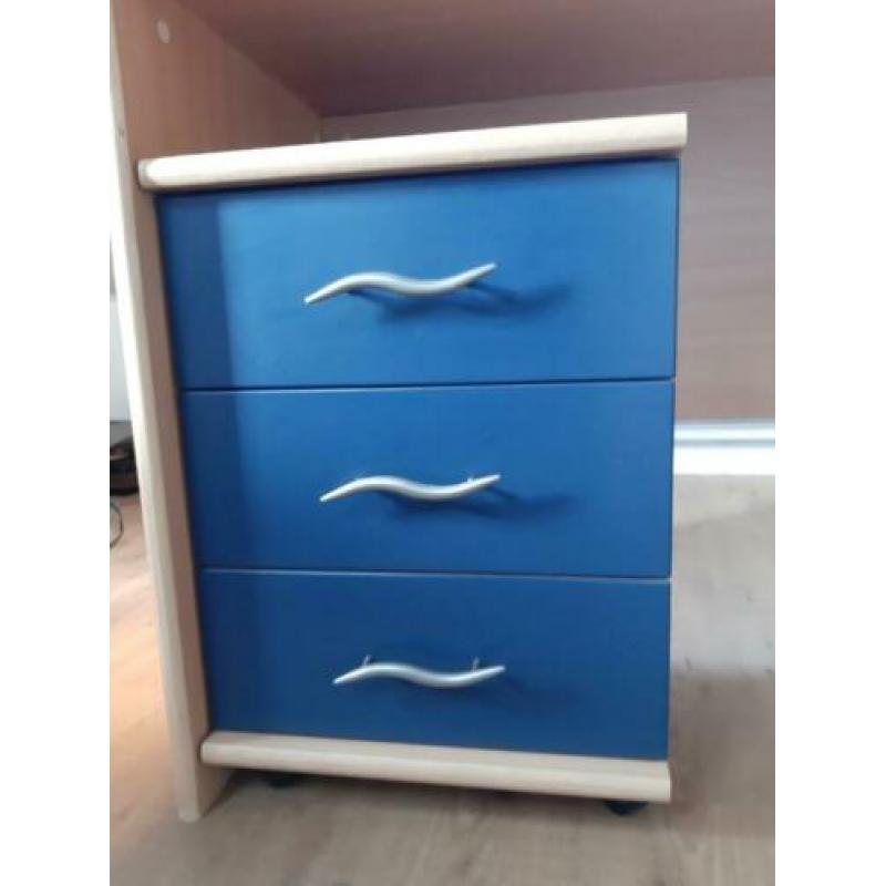Bureau met stoel en kast