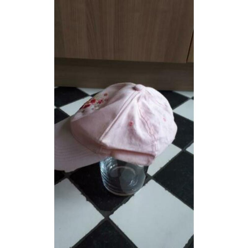 Licht roze pet met geborduurde bloemen maat 58