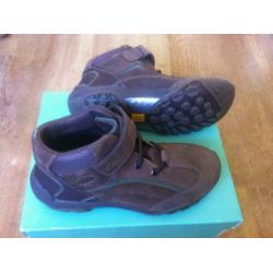 NIEUWE stevige leren schoenen van Clarcks maat 32