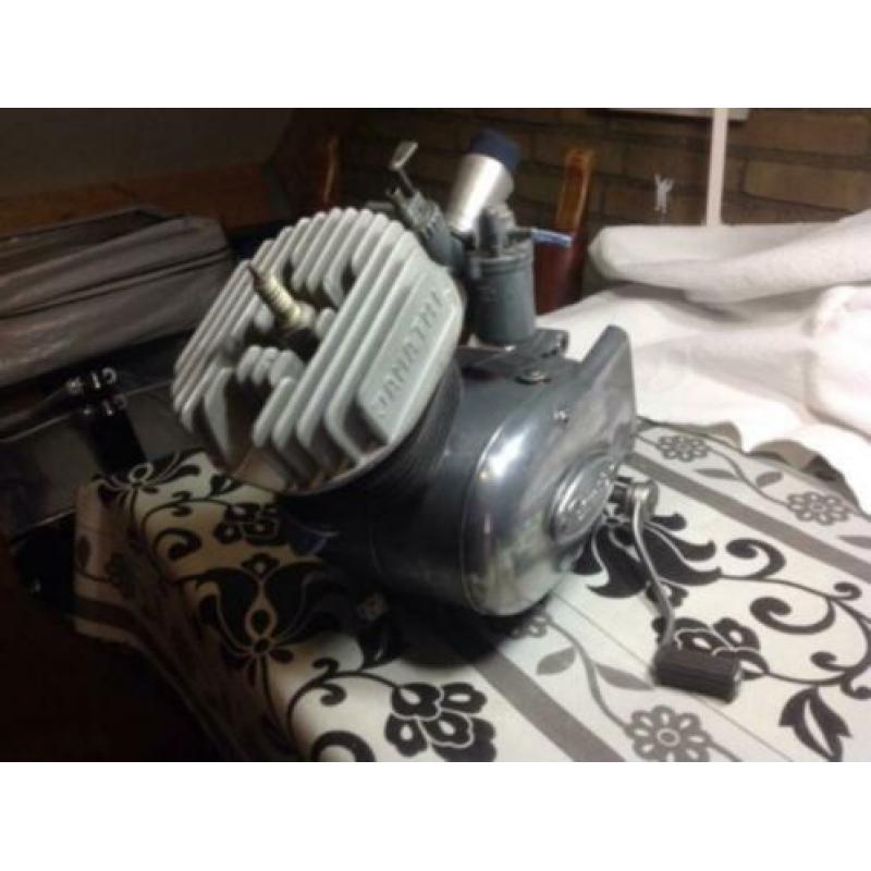 JAMATHI blok met Dell ' Orto UA 18 S carburateur .