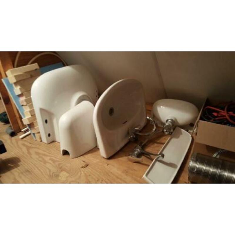 Diverse wastafels/planchet/Syfonkap. 5euro per stuk