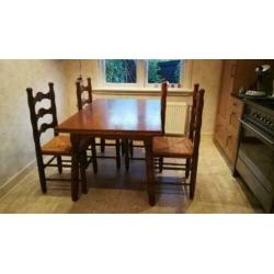 Vintage Eettafel eikenhout met 4 rotan stoelen uitklapbaar