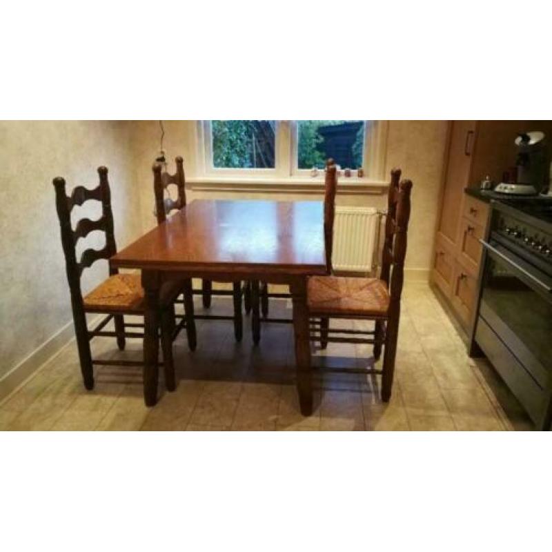 Vintage Eettafel eikenhout met 4 rotan stoelen uitklapbaar