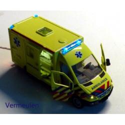 Nederlandse Ambulance, met of zonder licht erin. schaal 1:43
