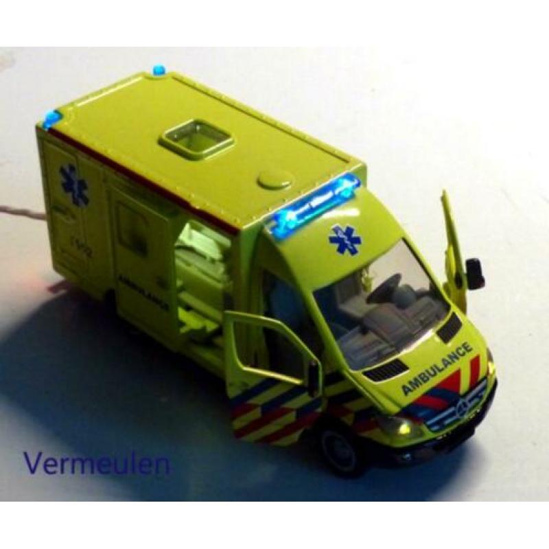 Nederlandse Ambulance, met of zonder licht erin. schaal 1:43