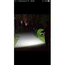 Draagbare 50 watt led lamp + gratis 4 accu’s (batterijen)