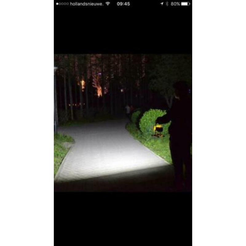 Draagbare 50 watt led lamp + gratis 4 accu’s (batterijen)