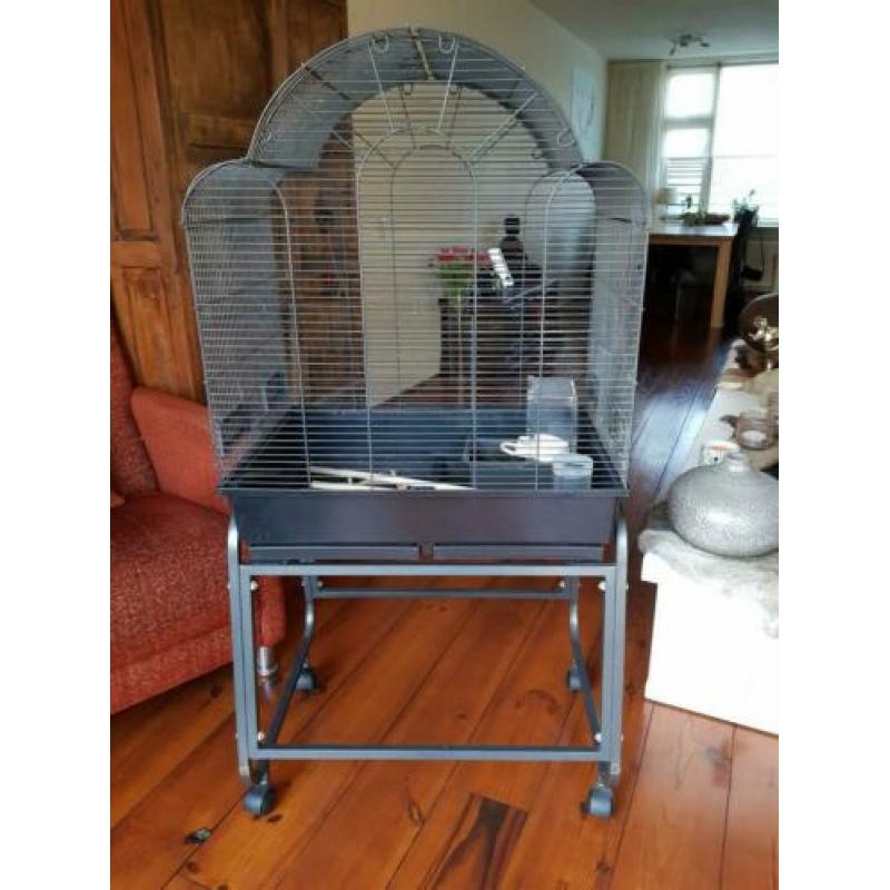 Te koop een zeer mooie vogelkooi verrijdbaar