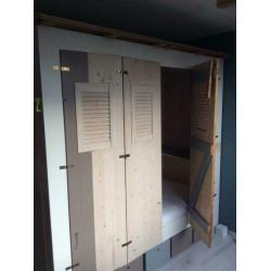 bed met ombouw