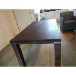 Eettafel met bijpassende salontafel en eettafel fauteuils