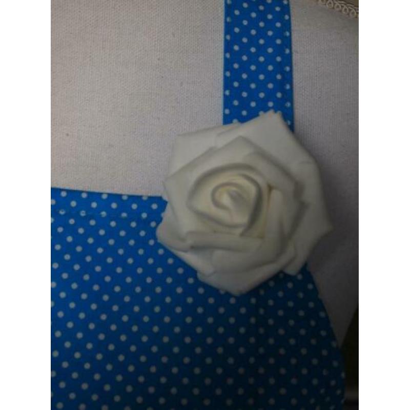 Vrouwelijk blauw vintage keukenschort met stipjes (schort).